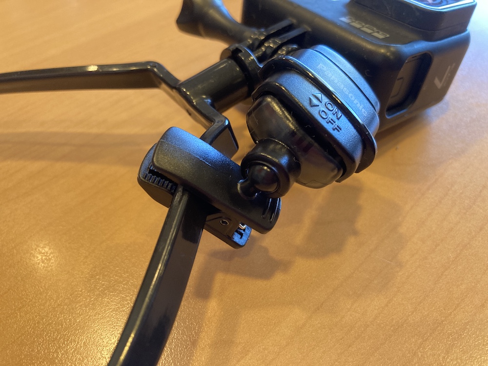 Goproで簡単に夜釣りを明るく撮影する方法 ネックマウントにクリップライトを装着するだけ ビビッと感じて